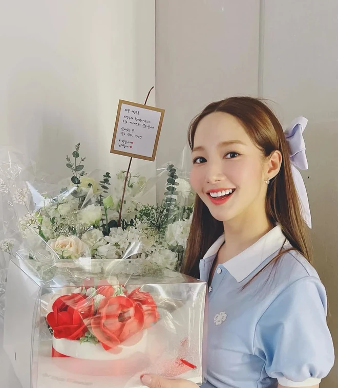 Thử đủ kiểu tóc, tôi thấy 6 kiểu này của "đệ nhất thư ký" là dễ áp dụng nhất: Vừa gọn mặt lại sang xịn 8 Tóc buộc nửa cân bằng giữa sự gọn gàng và nữ tính, giúp khuôn mặt thanh thoát hơn, phù hợp với nàng công sở muốn đổi gió nhẹ nhàng, không quá phá cách.