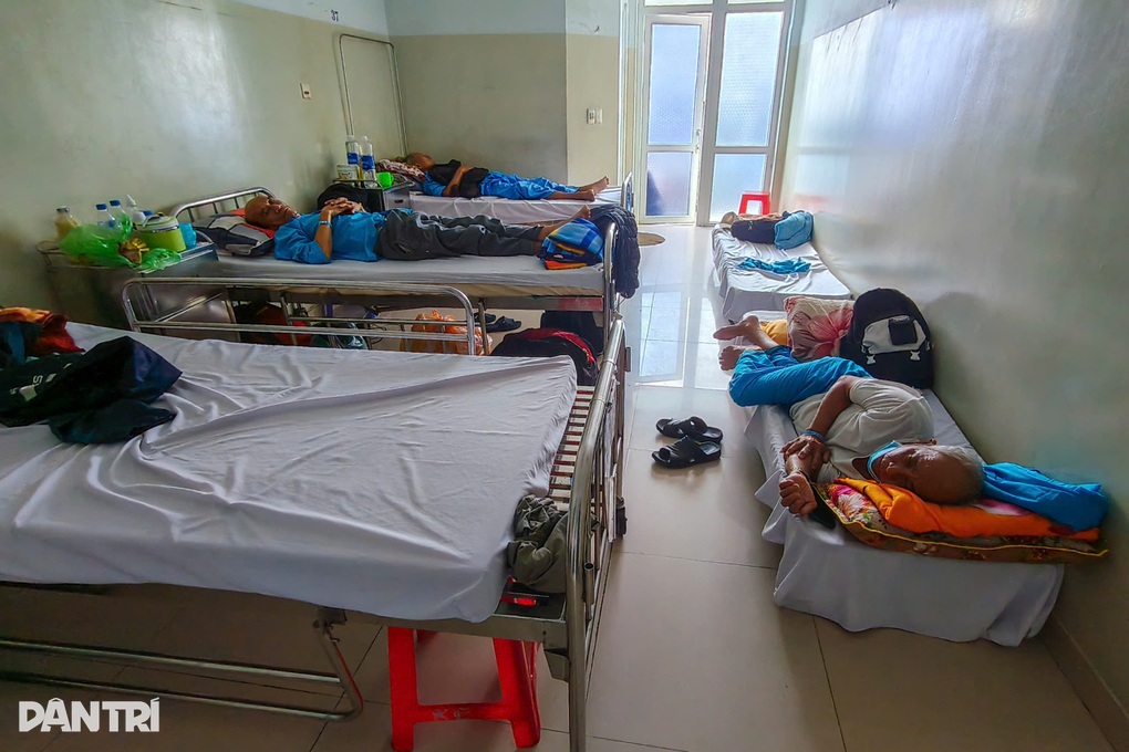 Bệnh nhân nằm giường xếp, hành lang ở bệnh viện ung thư lớn nhất miền Trung - 2
