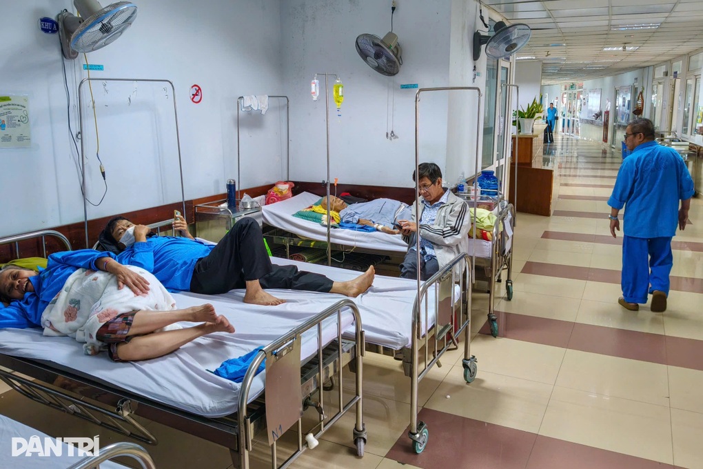 Bệnh nhân nằm giường xếp, hành lang ở bệnh viện ung thư lớn nhất miền Trung - 3