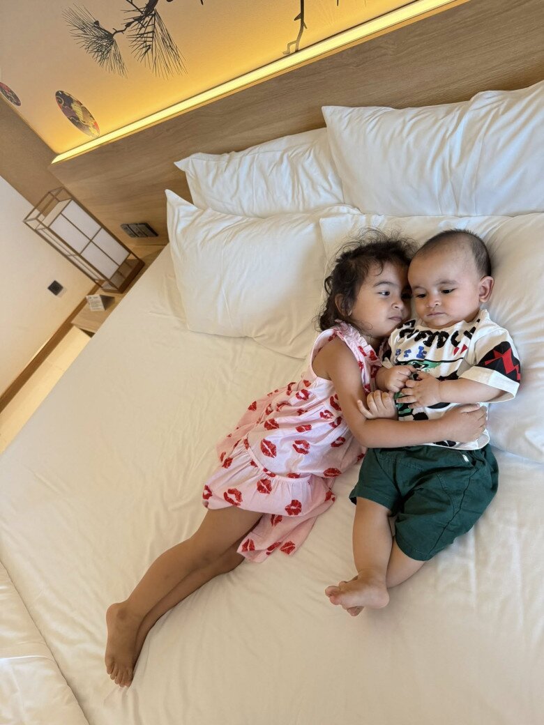 Bé Moon dù chỉ mới 4 tuổi nhưng đã ra dáng chị cả, yêu thương và chăm sóc cho em trai.