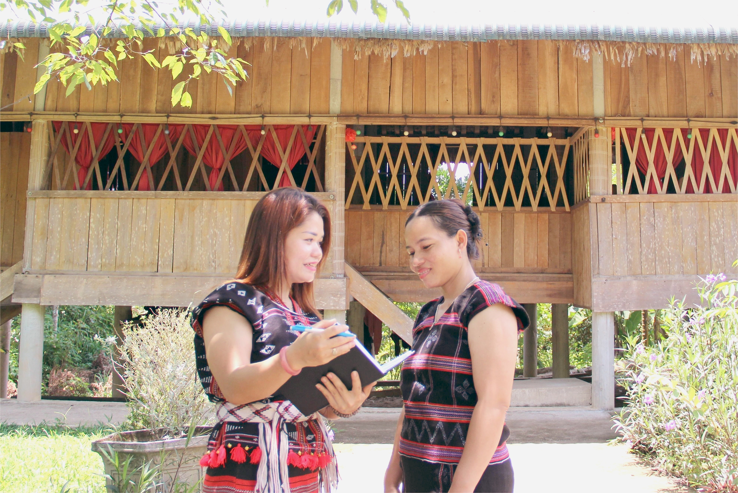 Bông hoa Cơ Tu làm hướng dẫn viên của bản 2 hướng dẫn viên - Ảnh 2.