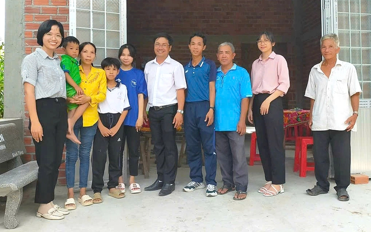 Bông hoa Cơ Tu làm hướng dẫn viên của bản - Ảnh 3.