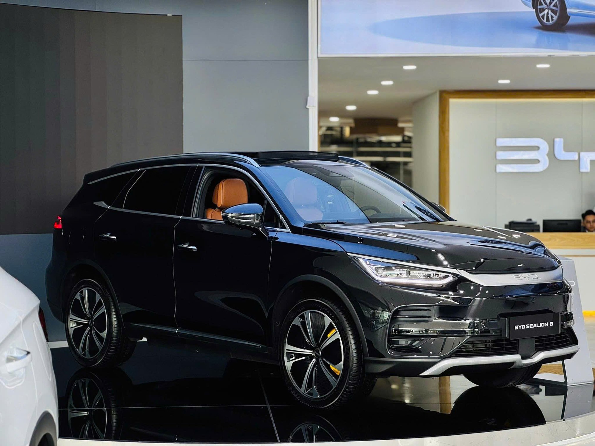 45 xe gầm cao ra mắt Việt Nam 2025: Gần nửa vẫn chạy xăng, dầu nhưng xe điện, hybrid có nhiều cái tên hot- Ảnh 4. Sedan ngày càng khó bán: Cứ 10 xe ra mắt 2025 thì 6 mẫu là xe gầm cao - Ảnh 5.