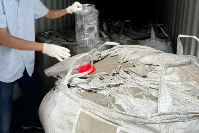 Hàng hoá bên trong được xác định là đồng tinh quặng, có giá trị cao. Ảnh: Công an TP HCM