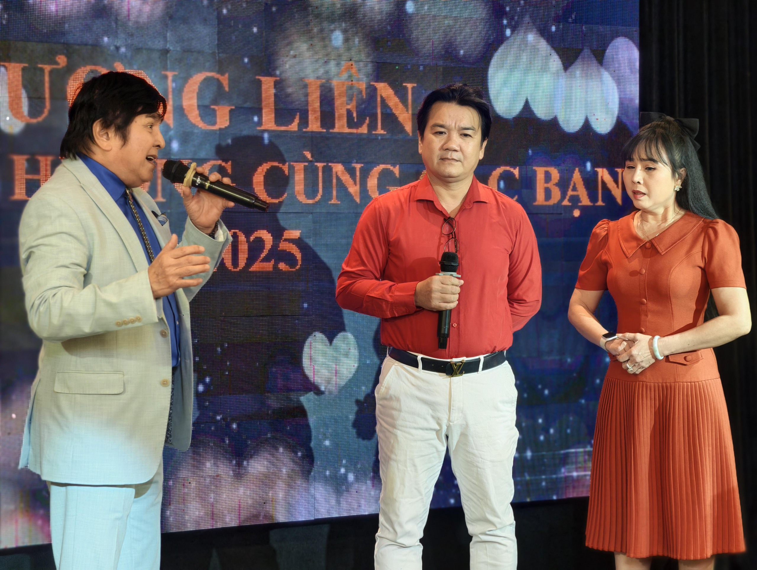 Nghệ sĩ Phượng Liên về thăm quê hương- Ảnh 2. Nghệ sĩ Phượng Liên về thăm quê hương- Ảnh 2.