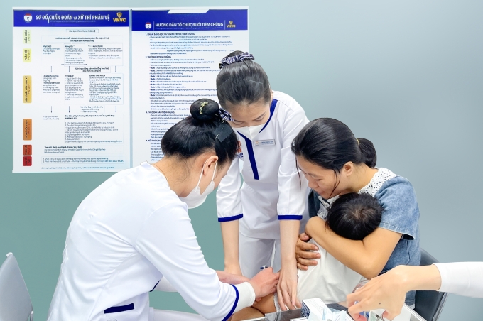 Phụ huynh cho trẻ tiêm vaccine cúm và phế cầu phòng bệnh tại VNVC Long Thạnh Mỹ, TP HCM. Ảnh: Diệu Thuần