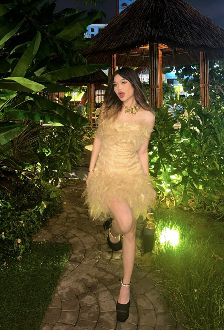 Sao nữ đau đầu vì con gái là "báo thủ": Đậu 5 trường y ở Anh, 4 trường ở Đức vẫn bỏ về Việt Nam học 7 Jennifer Ngô gây ấn tượng với phong cách cá tính như Tây.