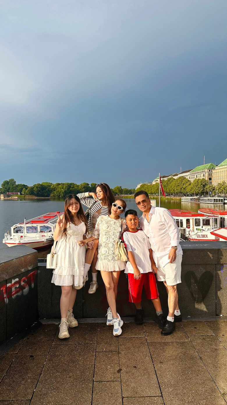 Sao nữ đau đầu vì con gái là "báo thủ": Đậu 5 trường y ở Anh, 4 trường ở Đức vẫn bỏ về Việt Nam học 10 Ca sĩ Mỹ Lệ có hôn nhân viên mãn bên doanh nhân Đức Bình.