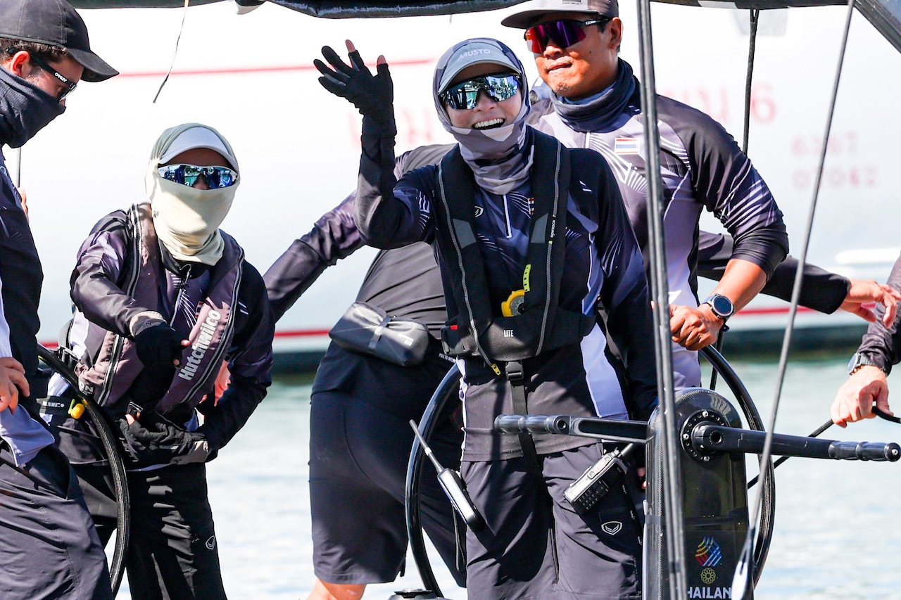 Thú vị hình ảnh Hoàng hậu Suthida làm hoa tiêu, thuyền buồm Thái Lan bứt tốc: Sắp giành HCV SEA Games- Ảnh 5.