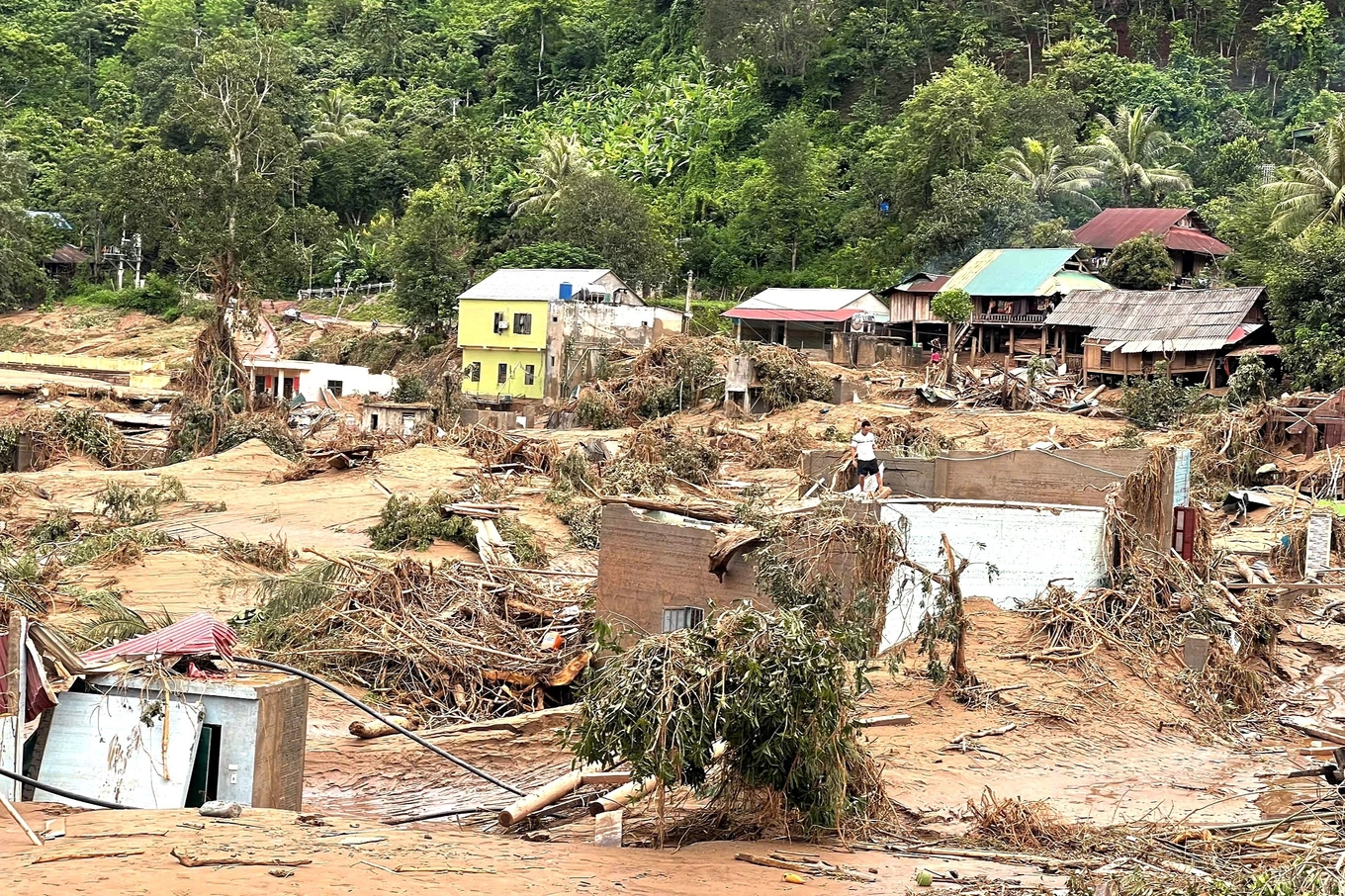 Bức tranh thiên tai khốc liệt năm 2025 qua những con số kỷ lục chưa từng ghi nhận: 419 người chết, cuốn trôi hơn 97.000 tỷ đồng- Ảnh 5.
