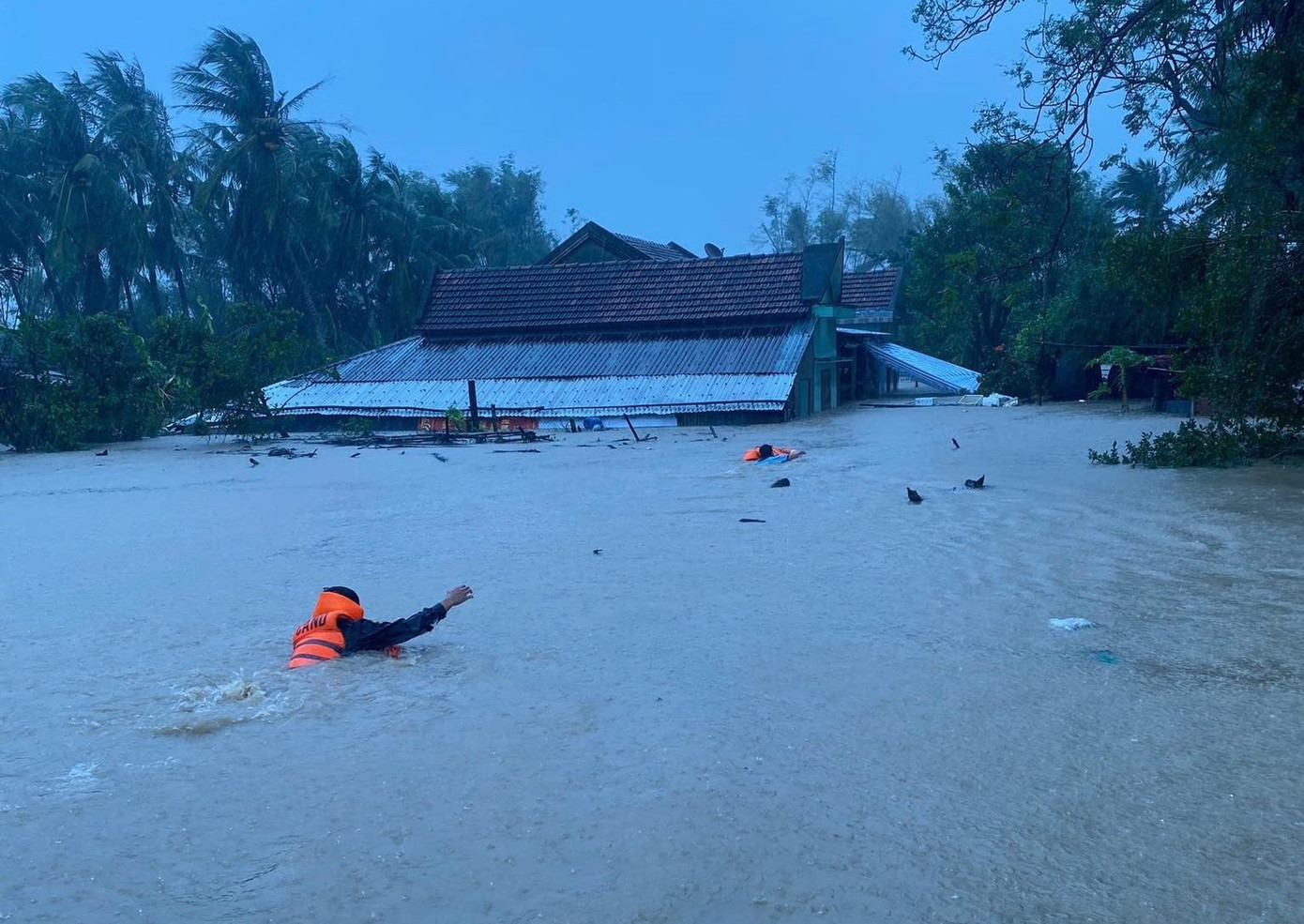 Bức tranh thiên tai khốc liệt năm 2025 qua những con số kỷ lục chưa từng ghi nhận: 419 người chết, cuốn trôi hơn 97.000 tỷ đồng- Ảnh 15.