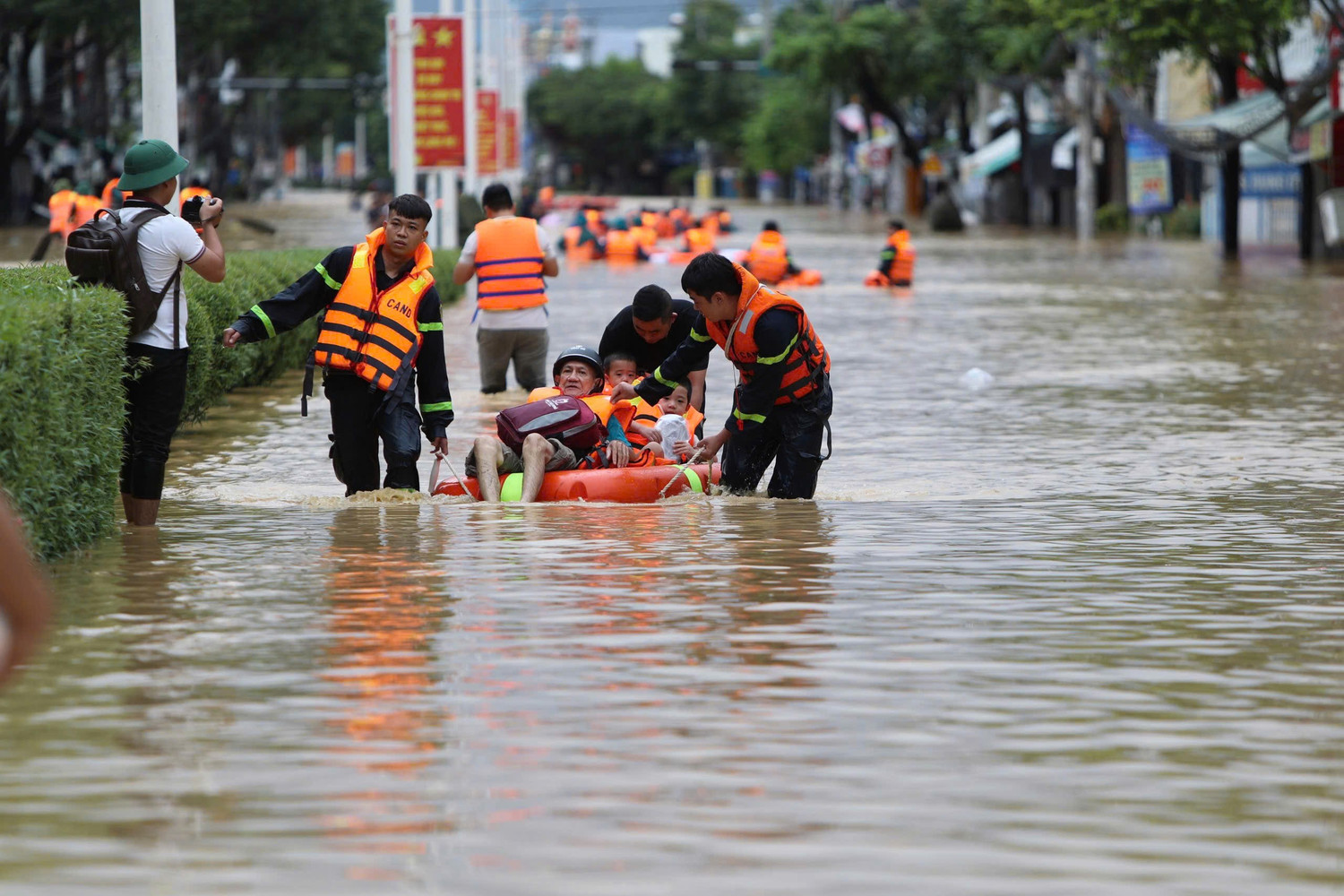 Bức tranh thiên tai khốc liệt năm 2025 qua những con số kỷ lục chưa từng ghi nhận: 419 người chết, cuốn trôi hơn 97.000 tỷ đồng- Ảnh 16.