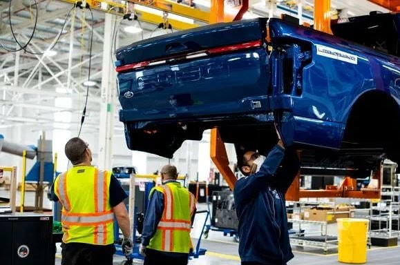 Sự hồi sinh của xe xăng: Lệnh cấm động cơ đốt trong được đề xuất hủy bỏ, nhiều hãng đồng loạt hủy kế hoạch làm xe điện- Ảnh 2.