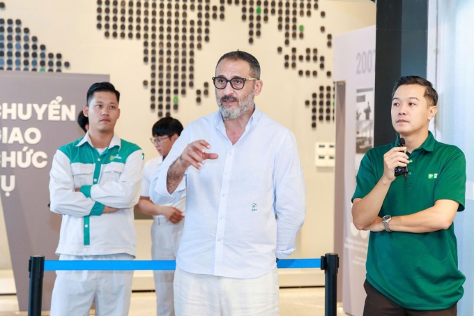 Ông Gian Paolo Vitale (áo trắng) hướng dẫn các nhân sự tại Huy Hoàng. Ảnh: NVCC