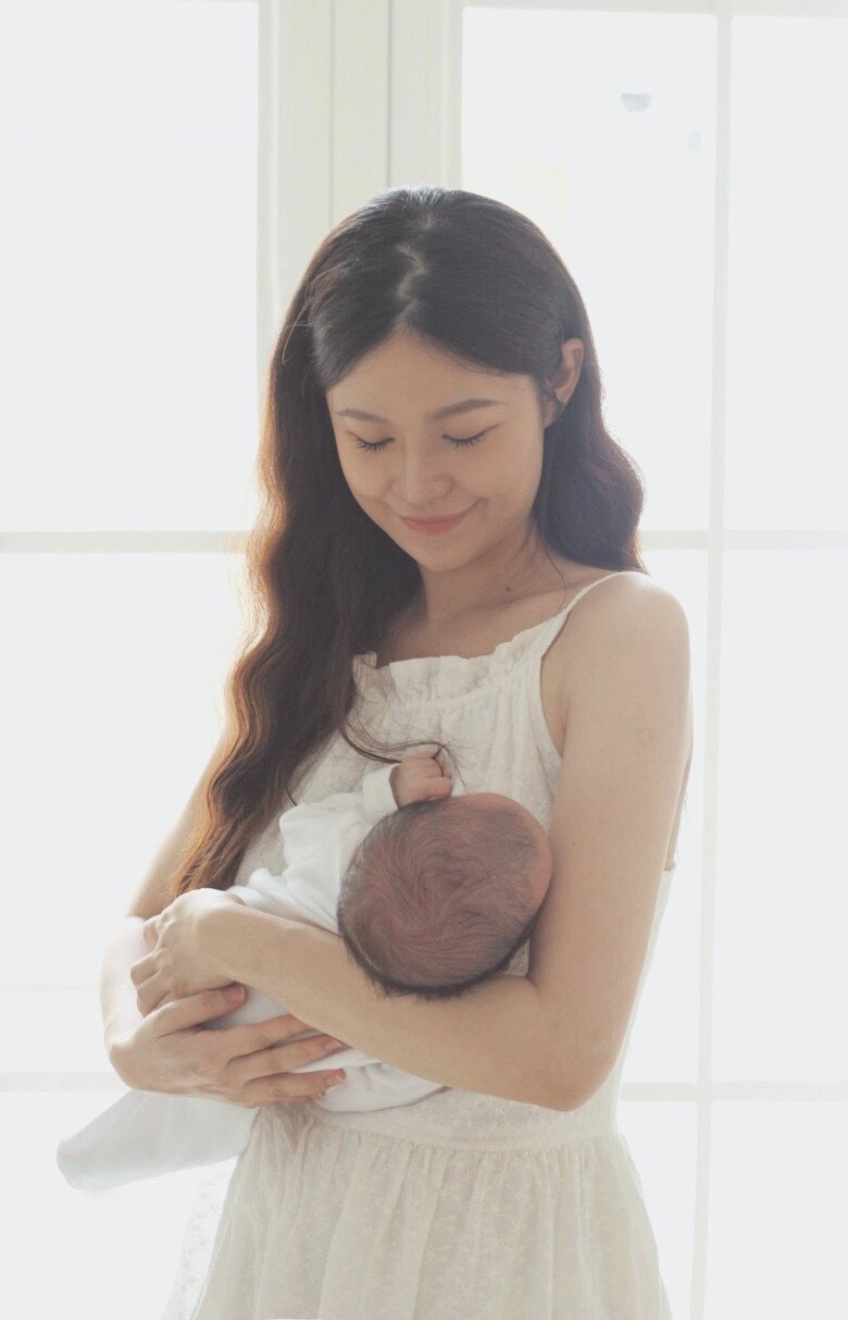 Cựu BTV VTV Cẩm Tú cho biết quý tử được sinh ra trong bọc điều.