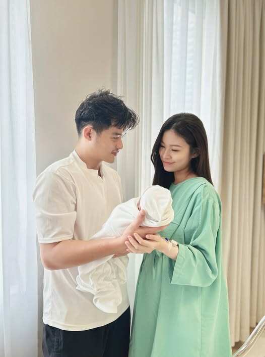 Cặp đôi viên mãn nhất nhì lịch sử Người Ấy Là Ai: Quý tử chào đời gặp hiện tượng hiếm, được dự đoán điềm may - 5