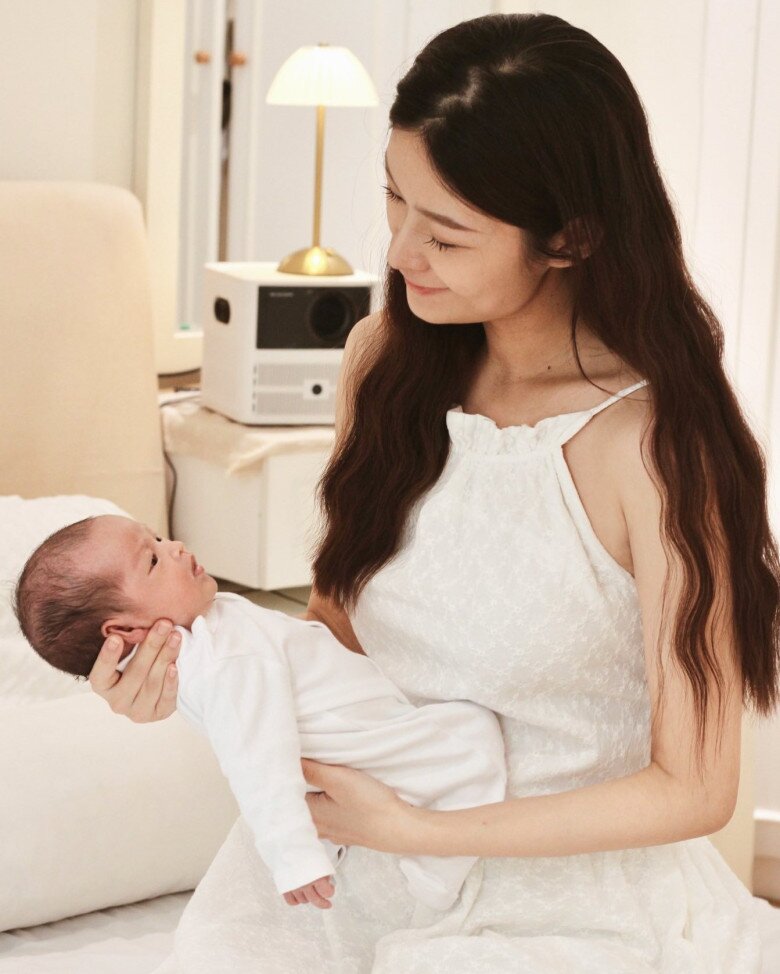 Diện mạo đáng yêu của quý tử và vẻ đẹp của bà mẹ sau sinh cũng nhận được nhiều lời khen ngợi.