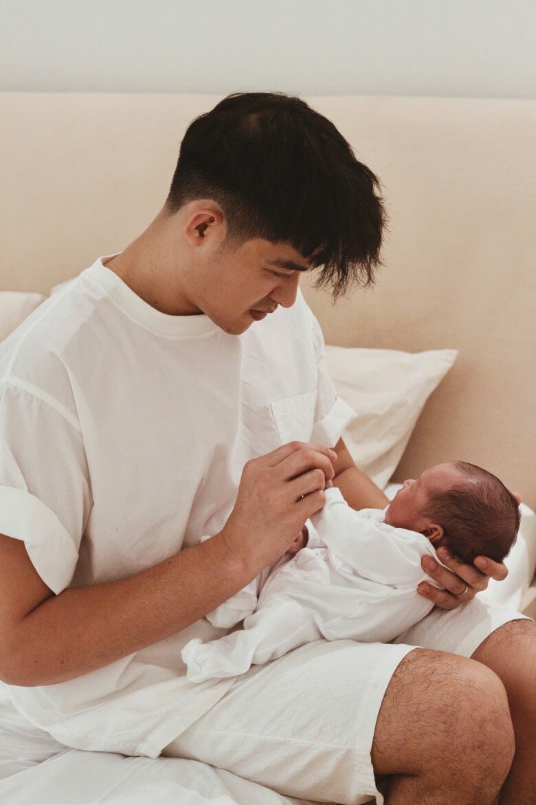 Em bé của cặp trai xinh gái đẹp chào đời khiến cuộc sống của họ thêm tròn đầy hạnh phúc.