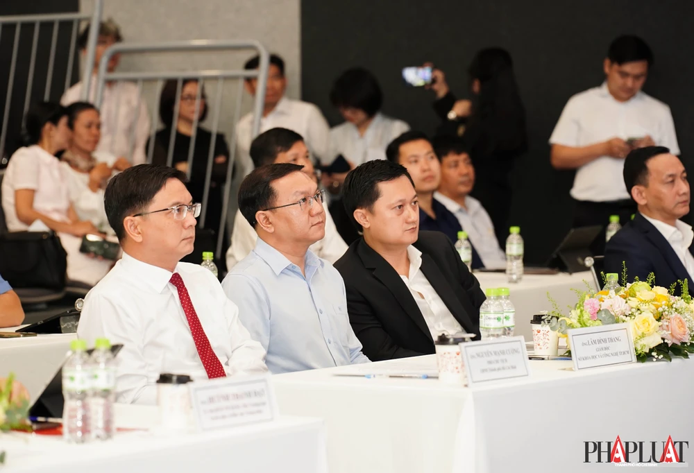 Lãnh đạo TP theo dõi các bài trình bày tham luận. Ảnh: MINH HOÀNG