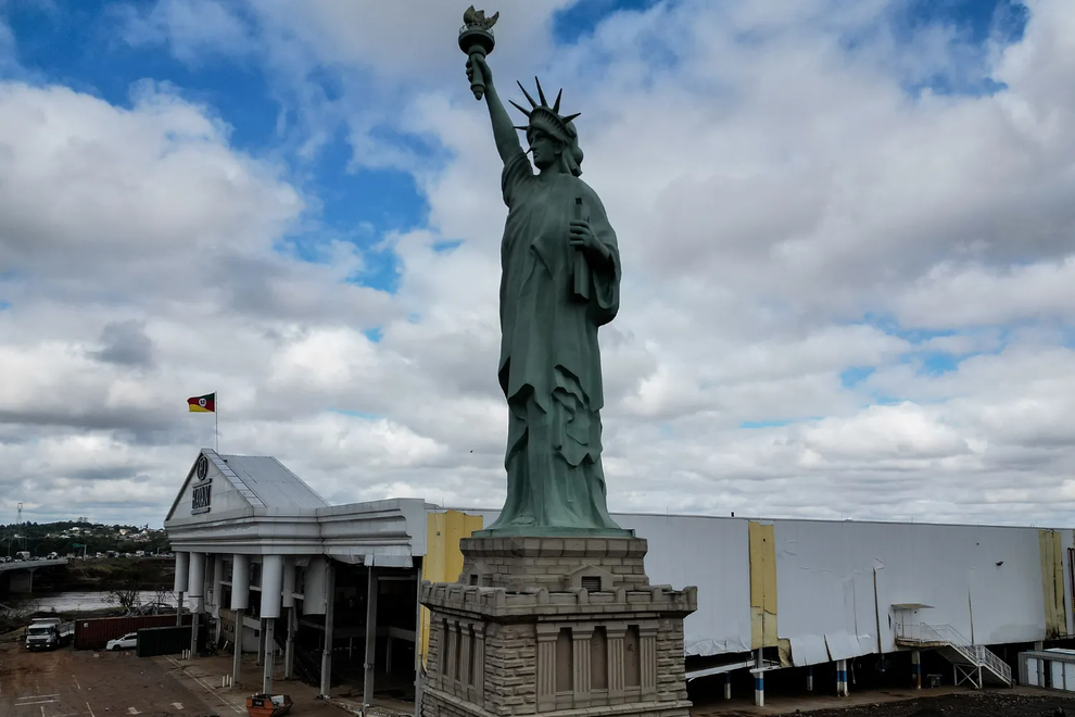 Bản sao tượng Nữ thần Tự do cao 24m bất ngờ bị gió mạnh cấp 10 quật ngã - 2