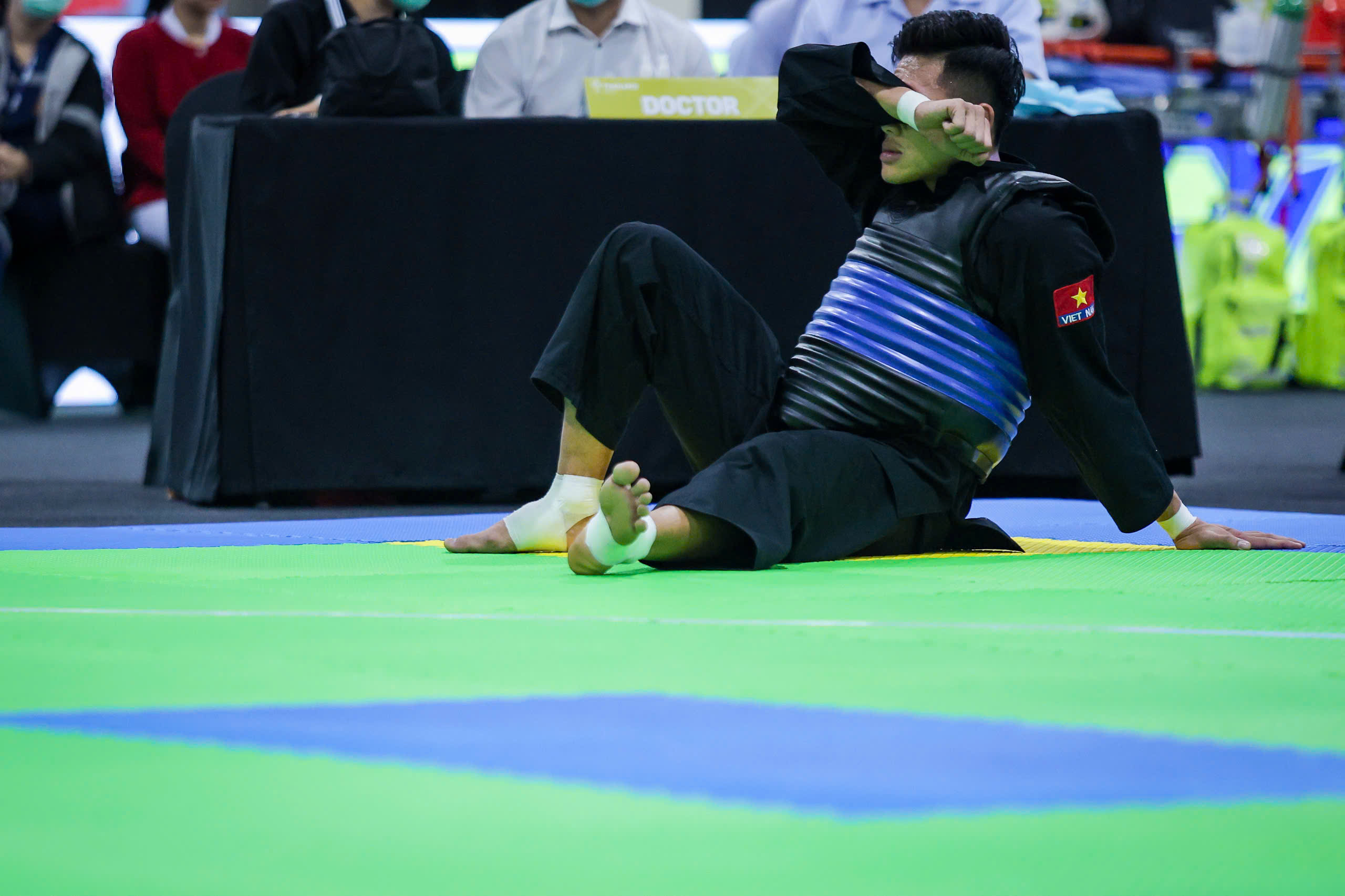 Đối thủ Thái Lan chơi xấu, trọng tài xử ép: Võ sĩ Nguyễn Tấn Sang vẫn kiên cường đoạt HCV- Ảnh 2.