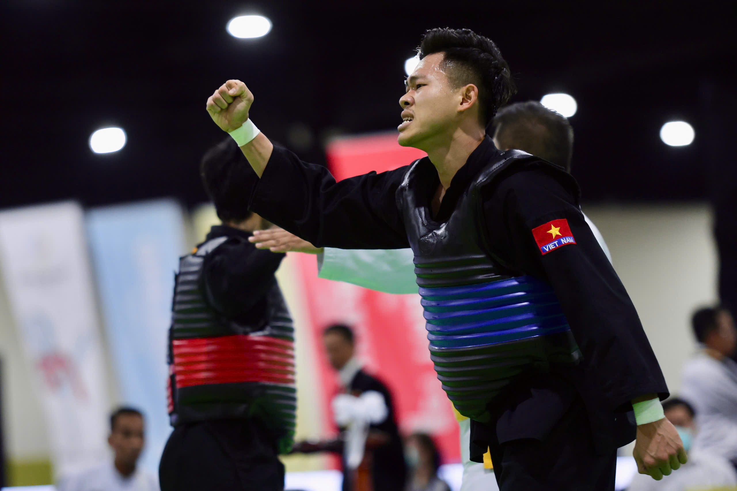 Đối thủ Thái Lan chơi xấu, trọng tài xử ép: Võ sĩ Nguyễn Tấn Sang vẫn kiên cường đoạt HCV- Ảnh 4.