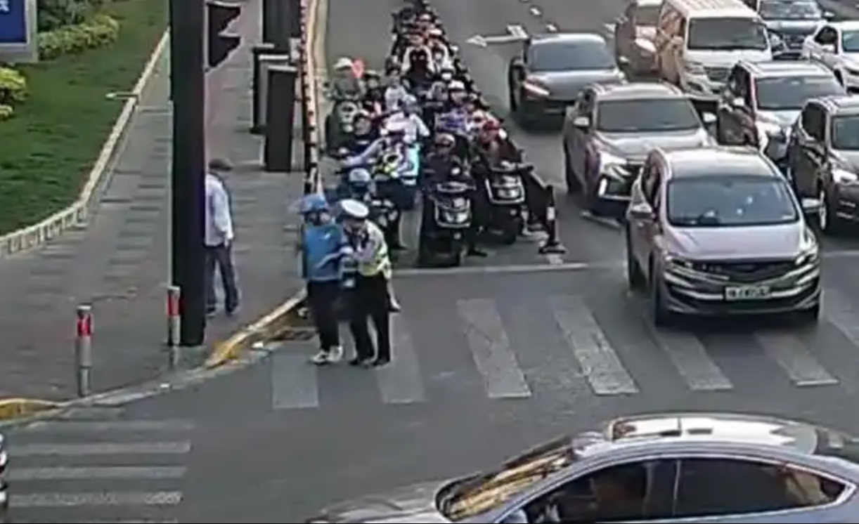 Nam shipper bất ngờ lên cơn động kinh khi đang đi giao đồ ăn, hiện trường khiến người đi đường hốt hoảng- Ảnh 2.