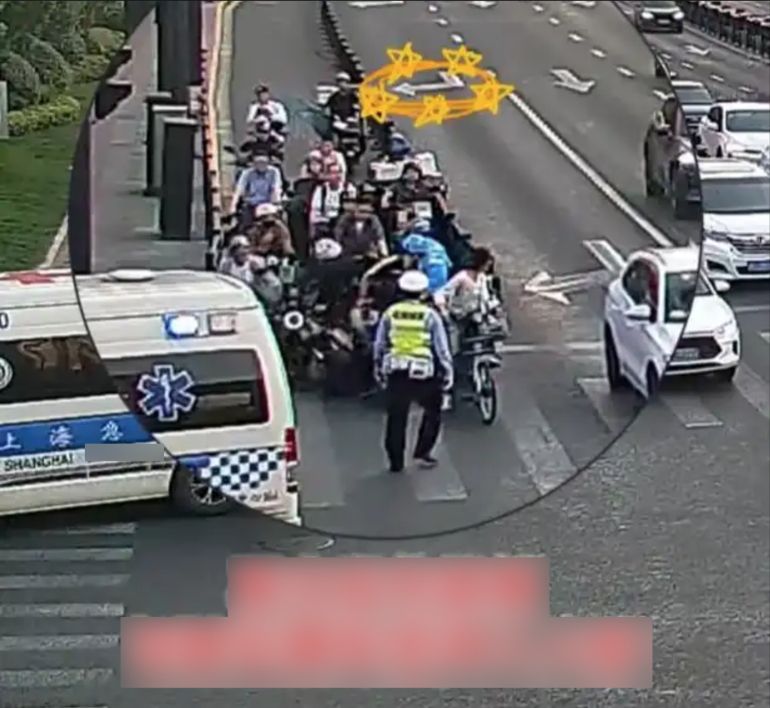 Nam shipper bất ngờ lên cơn động kinh khi đang đi giao đồ ăn, hiện trường khiến người đi đường hốt hoảng- Ảnh 3.