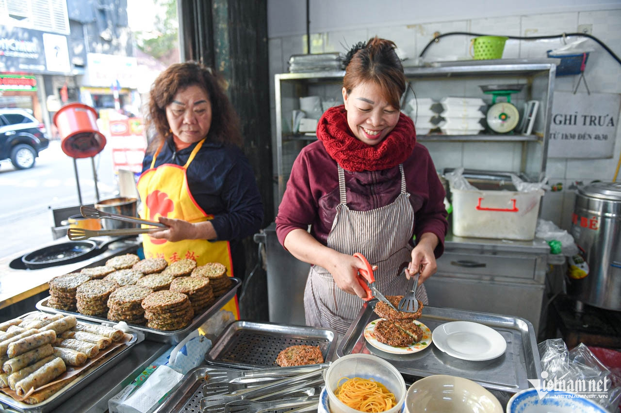 Quán Hà Nội bán đặc sản "nhìn sợ nhưng ăn ngon", báo Tây nhiều lần khen nức nở 2 Quán chả rươi này nổi tiếng đông khách. Ảnh: Linh Trang