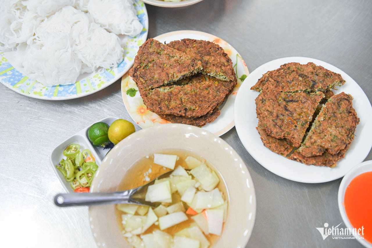 Quán Hà Nội bán đặc sản "nhìn sợ nhưng ăn ngon", báo Tây nhiều lần khen nức nở 4 Quán bán từ 9-13h30 và 17-20h hàng ngày. Ảnh: Linh Trang