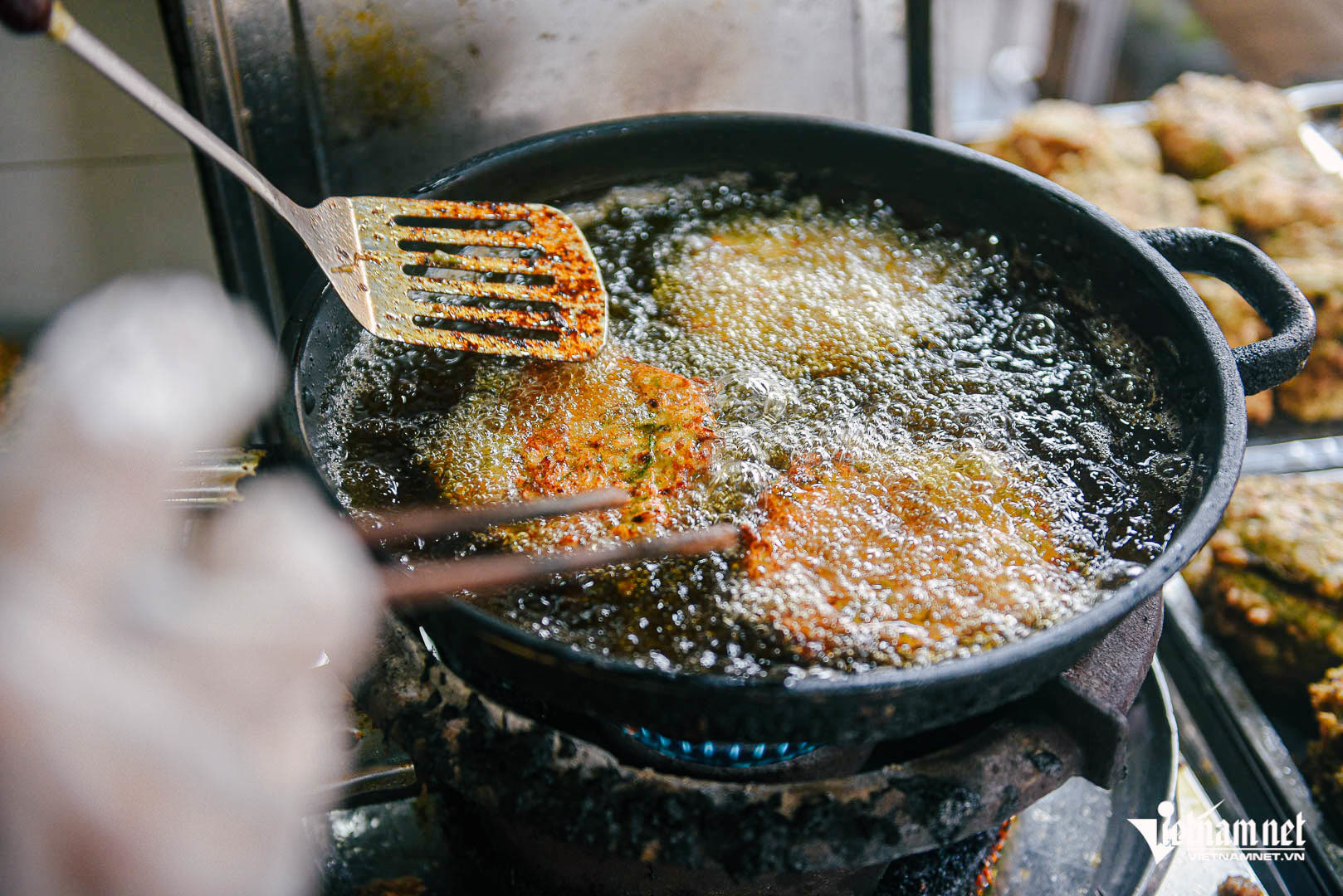 Quán Hà Nội bán đặc sản "nhìn sợ nhưng ăn ngon", báo Tây nhiều lần khen nức nở 6 Quán chả rươi này từng được giới thiệu trên SCMP. Ảnh: Linh Trang