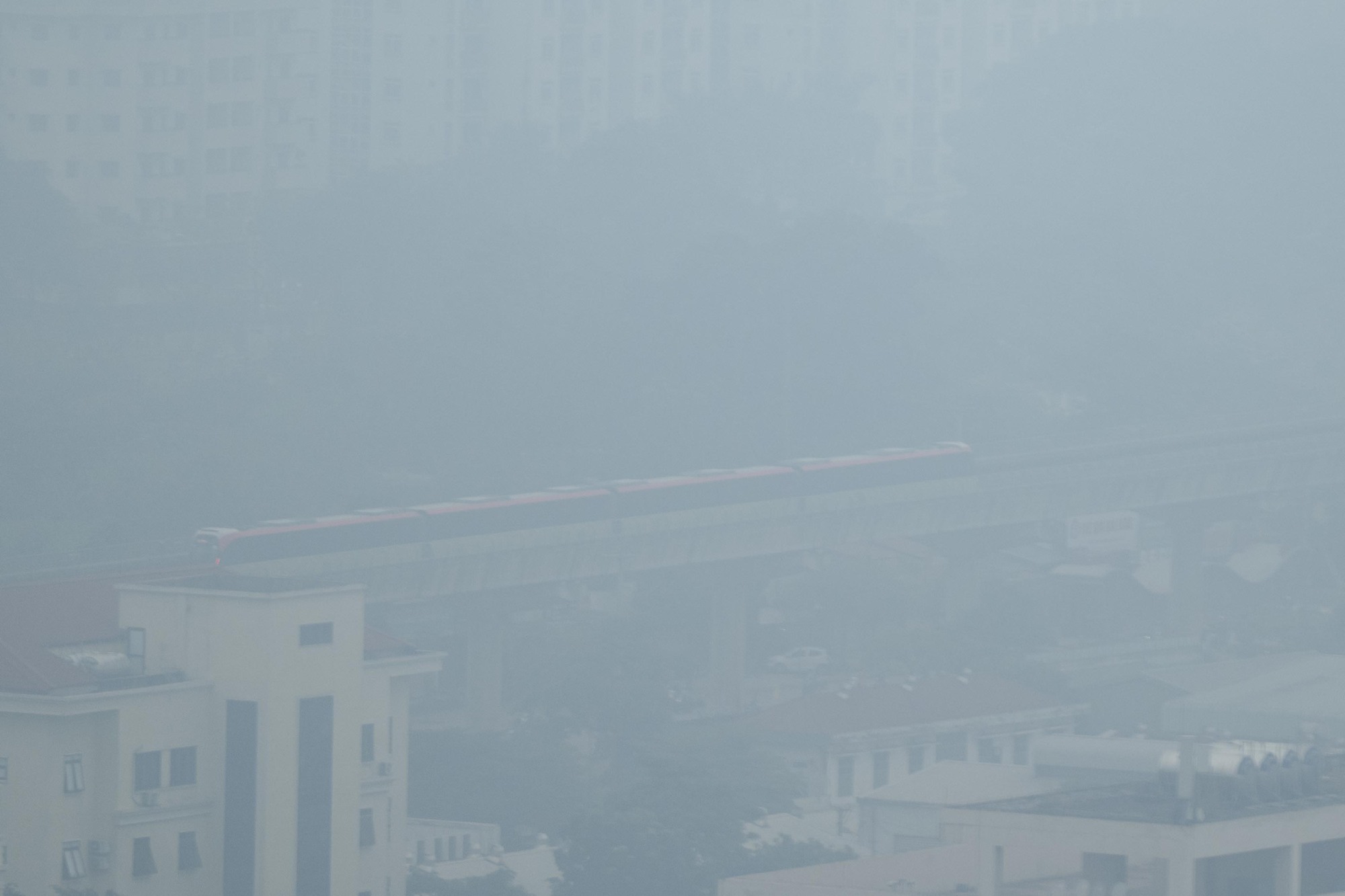 Không khí ô nhiễm bao trùm những ngày cuối năm: Hà Nội mù mịt, TP.HCM tối sầm dù đã 8h sáng- Ảnh 2.