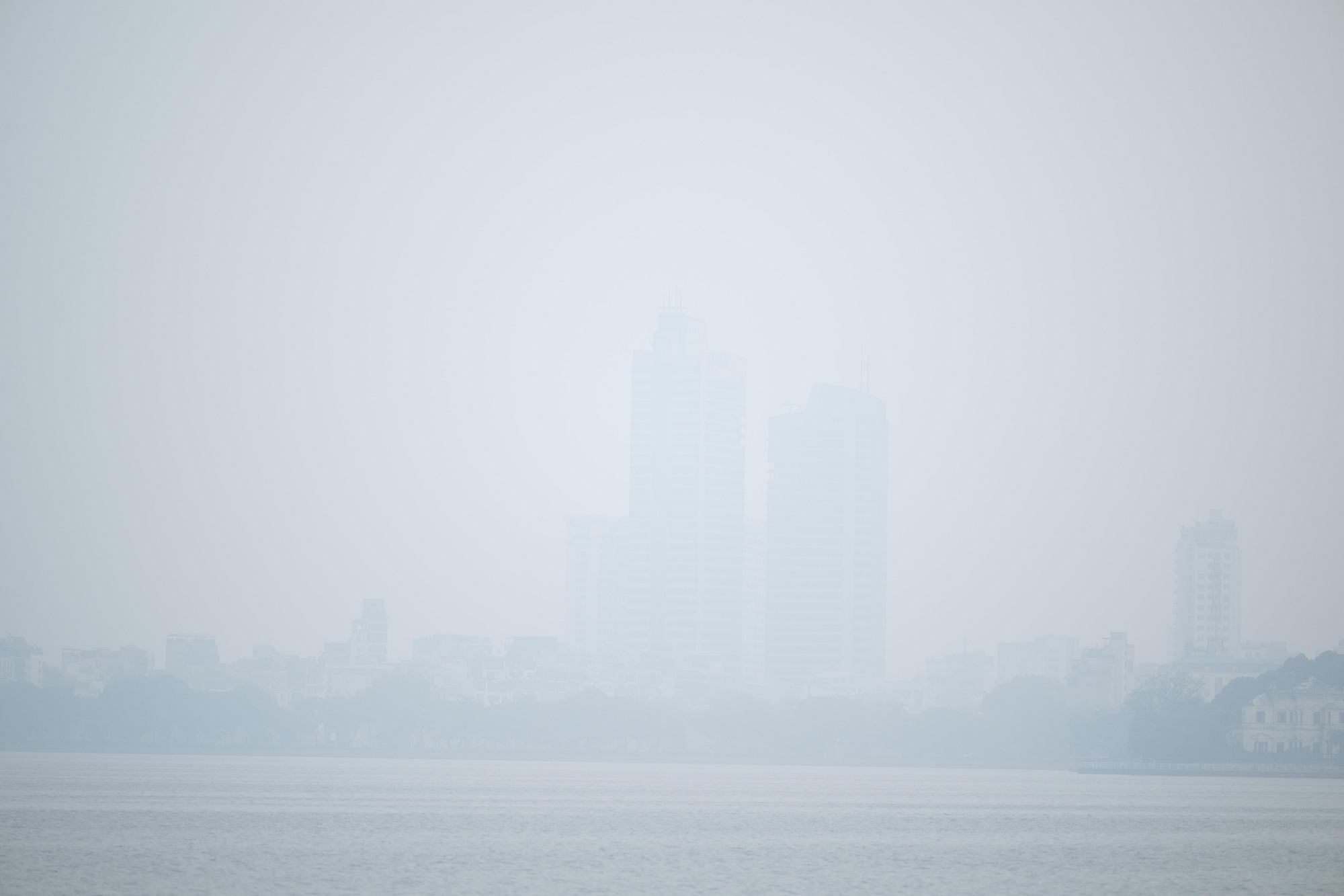 Không khí ô nhiễm bao trùm những ngày cuối năm: Hà Nội mù mịt, TP.HCM tối sầm dù đã 8h sáng- Ảnh 8.