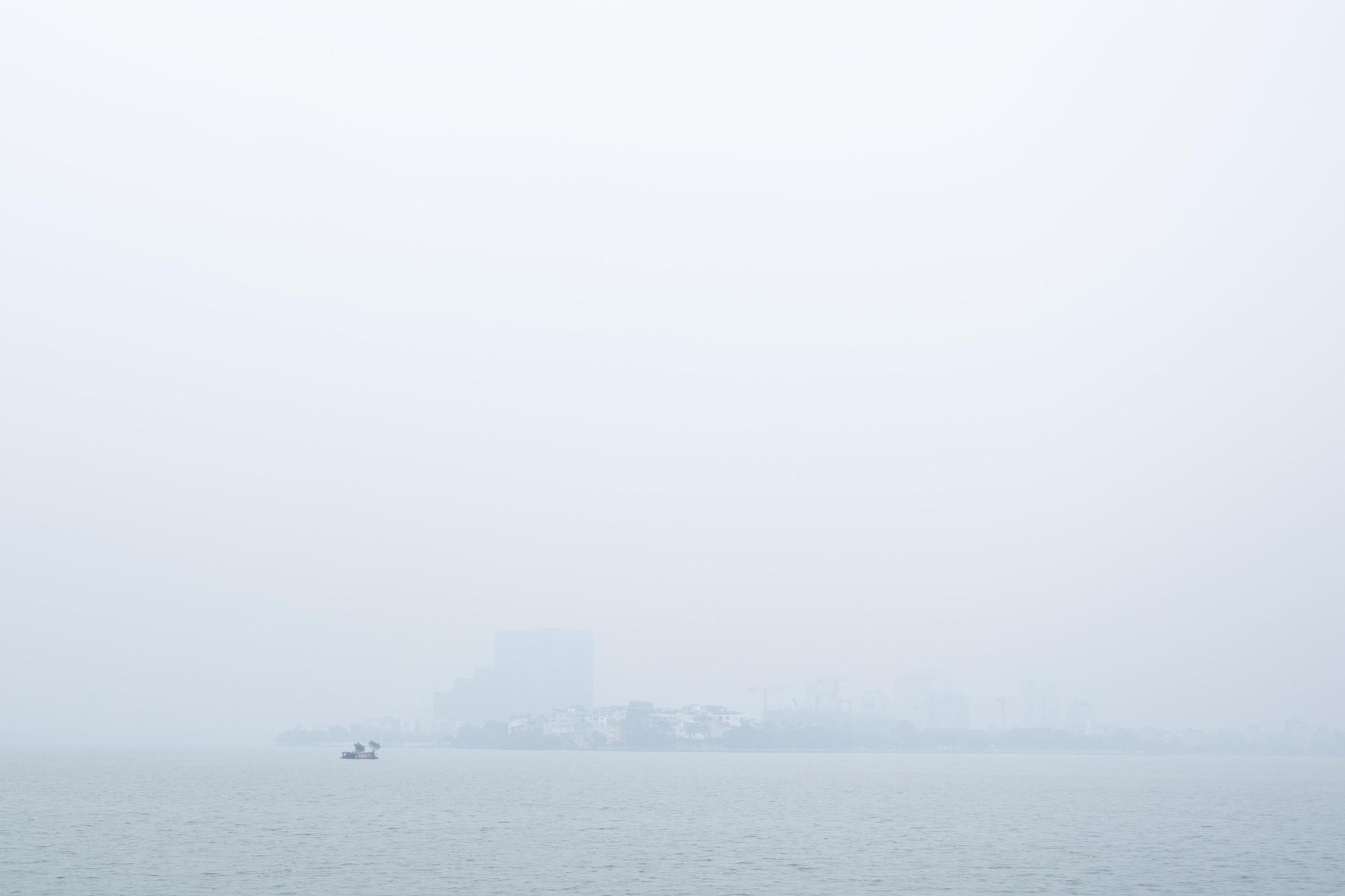 Không khí ô nhiễm bao trùm những ngày cuối năm: Hà Nội mù mịt, TP.HCM tối sầm dù đã 8h sáng- Ảnh 9.