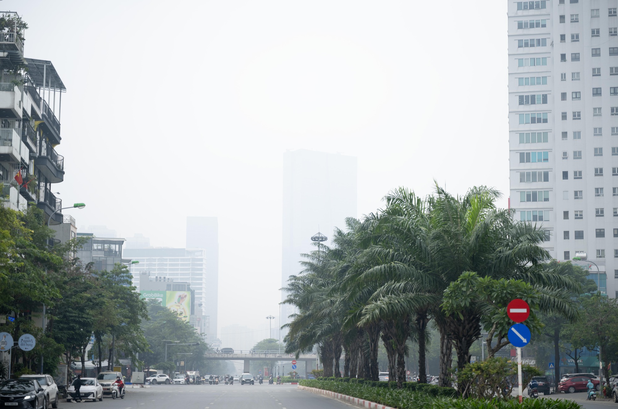 Không khí ô nhiễm bao trùm những ngày cuối năm: Hà Nội mù mịt, TP.HCM tối sầm dù đã 8h sáng- Ảnh 13.