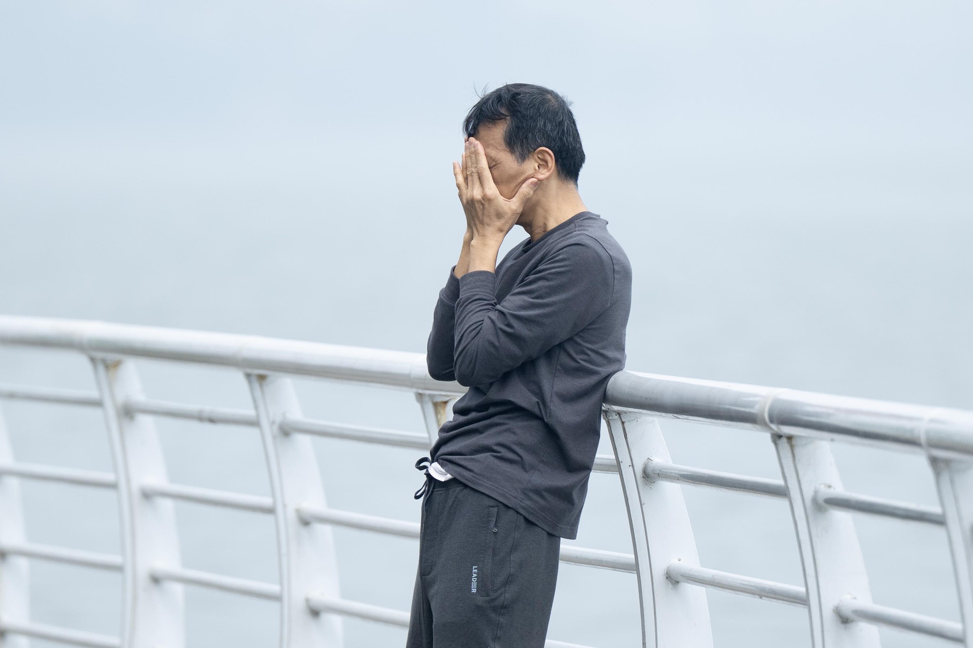 Không khí ô nhiễm bao trùm những ngày cuối năm: Hà Nội mù mịt, TP.HCM tối sầm dù đã 8h sáng- Ảnh 14.