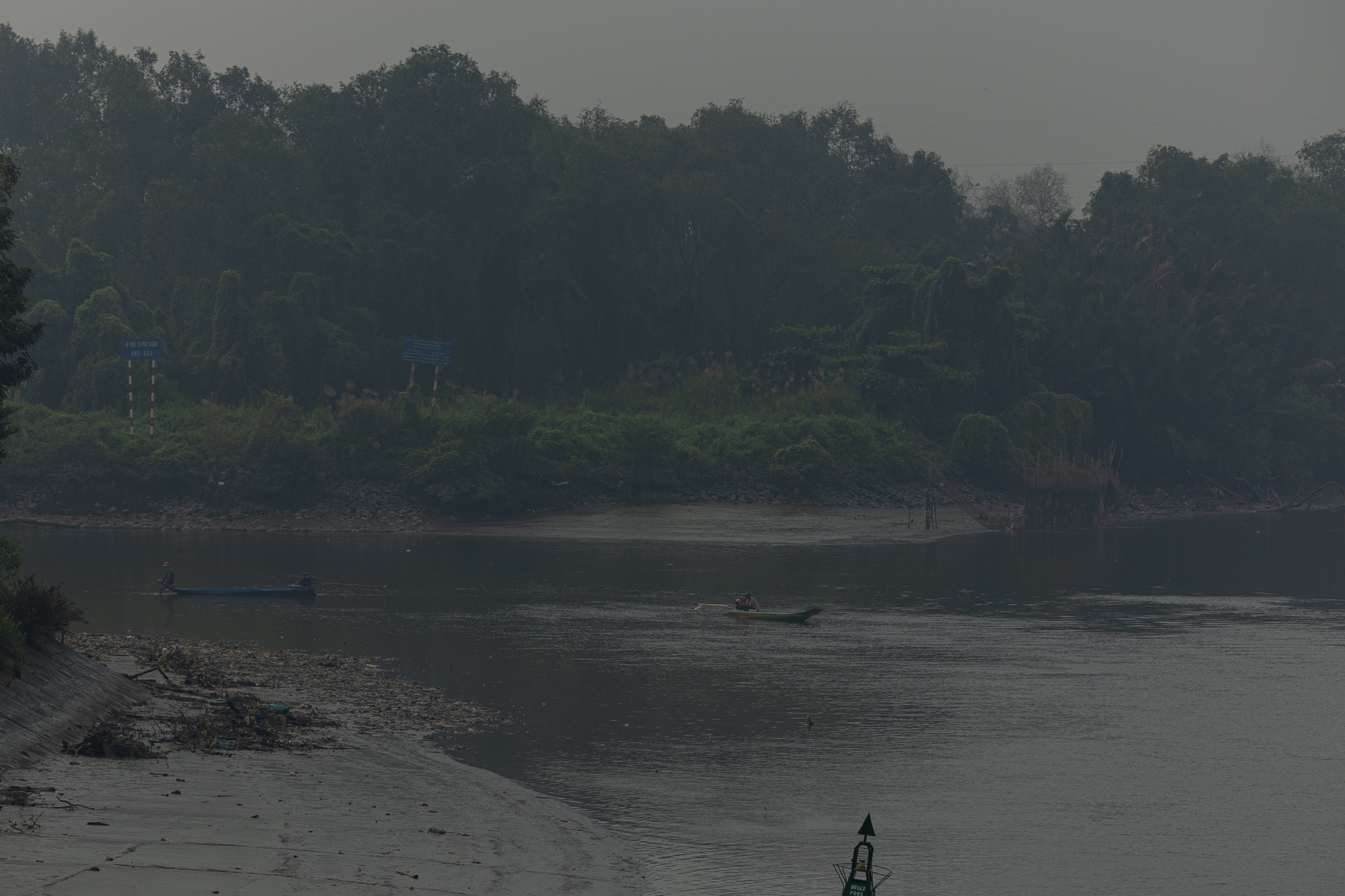 Không khí ô nhiễm bao trùm những ngày cuối năm: Hà Nội mù mịt, TP.HCM tối sầm dù đã 8h sáng- Ảnh 17.