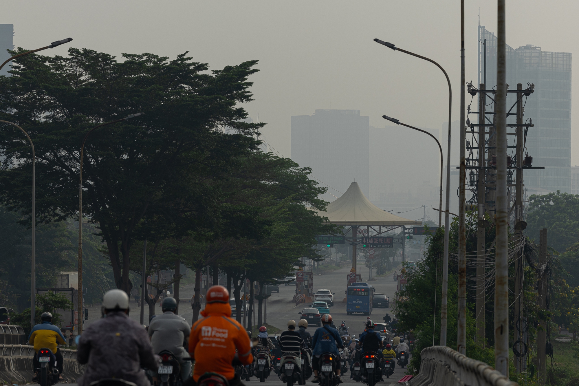 Không khí ô nhiễm bao trùm những ngày cuối năm: Hà Nội mù mịt, TP.HCM tối sầm dù đã 8h sáng- Ảnh 19.