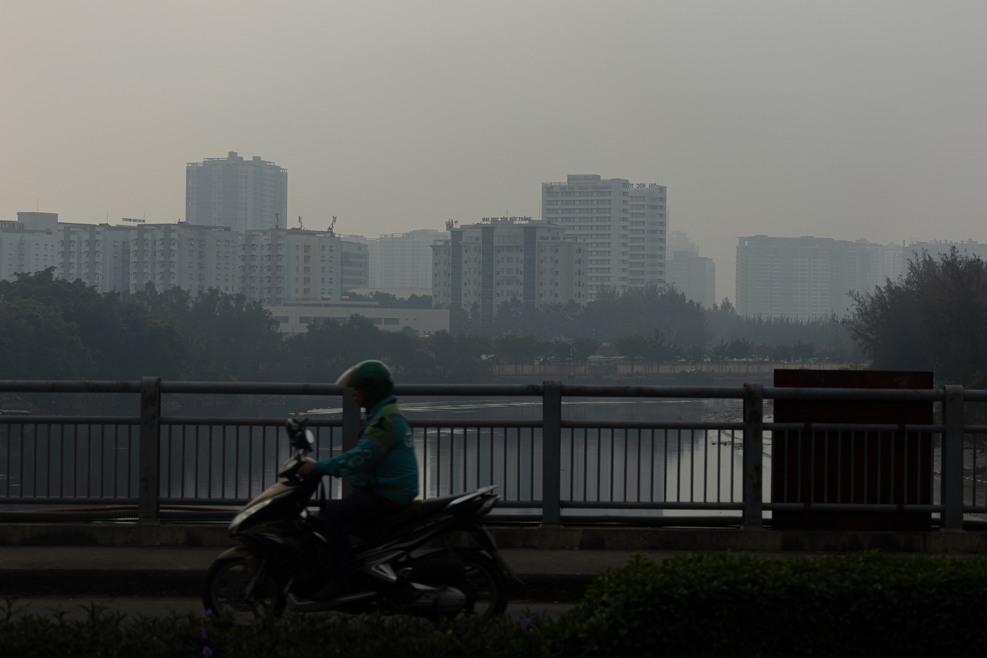 Không khí ô nhiễm bao trùm những ngày cuối năm: Hà Nội mù mịt, TP.HCM tối sầm dù đã 8h sáng- Ảnh 21.