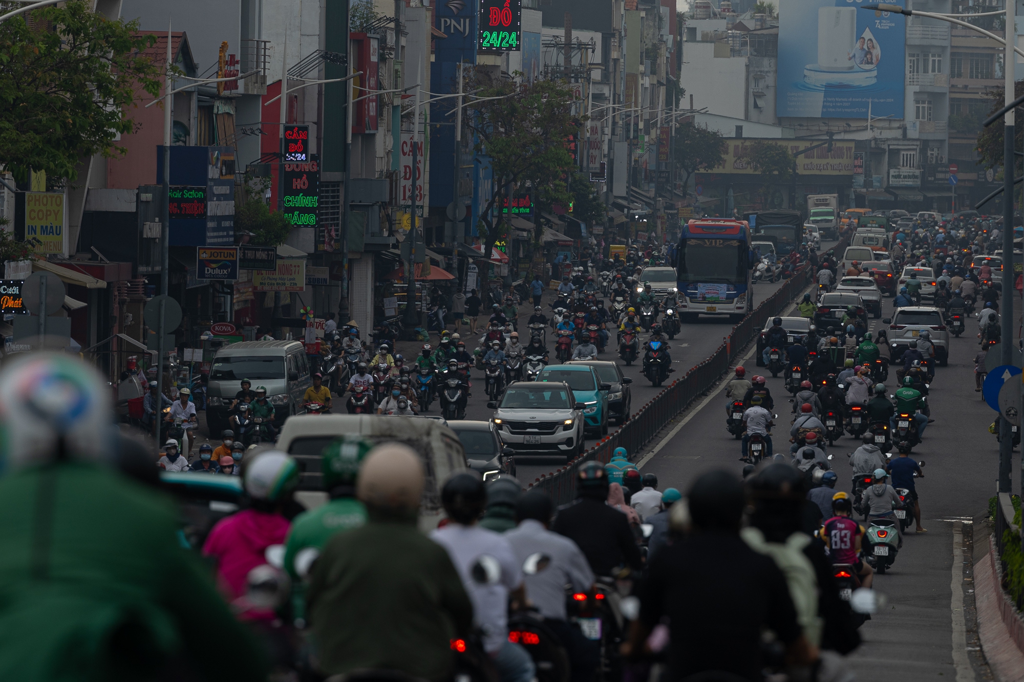 Không khí ô nhiễm bao trùm những ngày cuối năm: Hà Nội mù mịt, TP.HCM tối sầm dù đã 8h sáng- Ảnh 23.