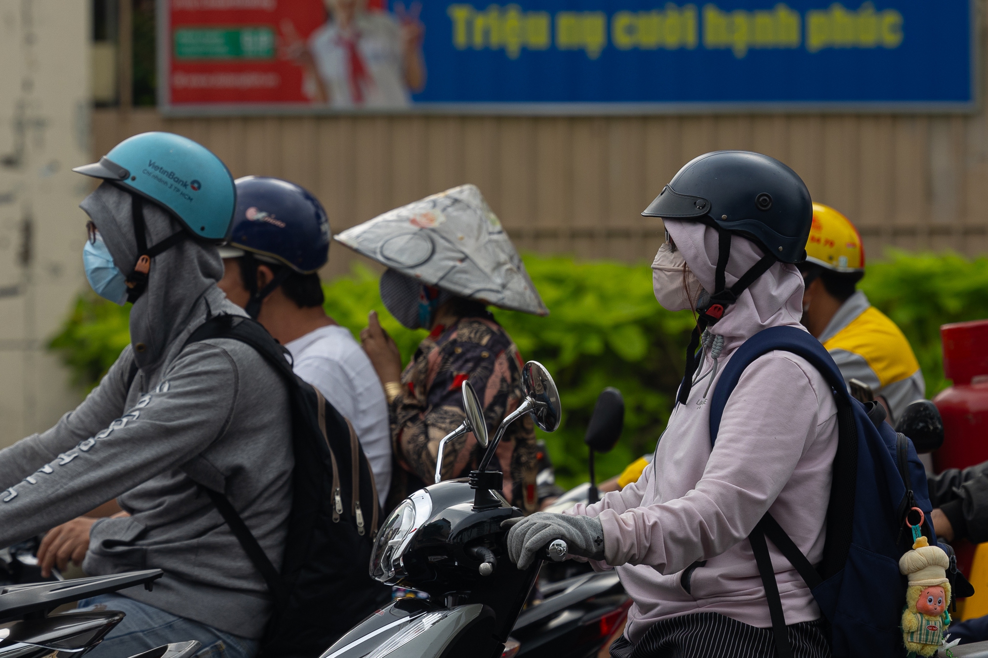 Không khí ô nhiễm bao trùm những ngày cuối năm: Hà Nội mù mịt, TP.HCM tối sầm dù đã 8h sáng- Ảnh 25.