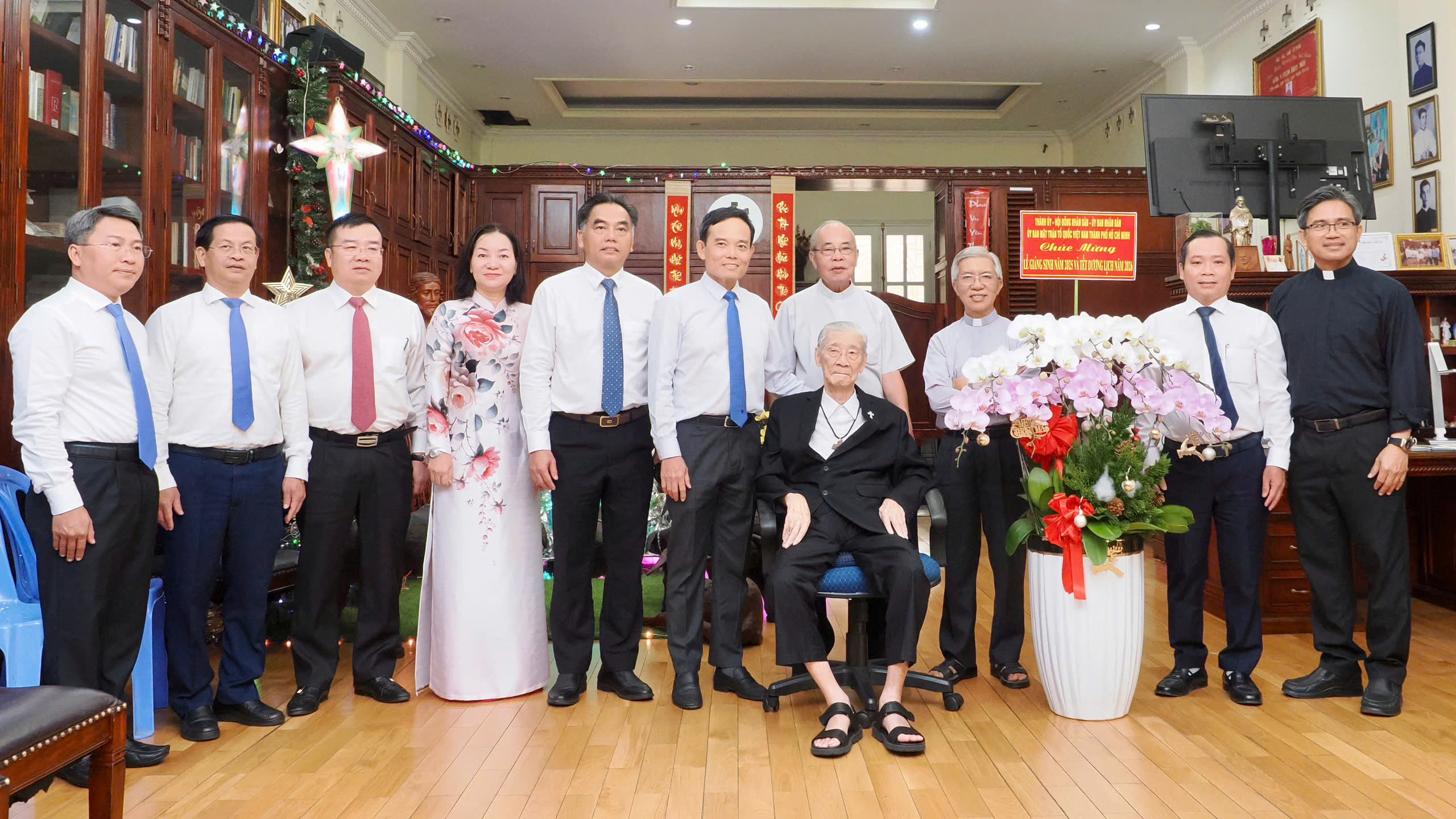 Bí thư Thành ủy TPHCM thăm, chúc mừng các cá nhân dịp Giáng sinh - Ảnh 2.