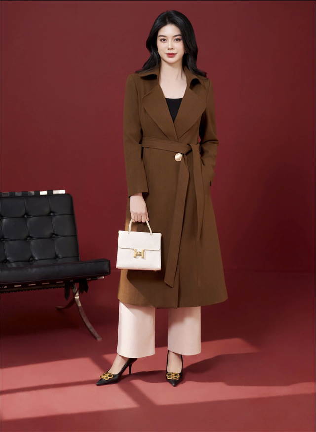 Áo măng tô thắt eo 'quyền lực', vừa ấm vừa tôn dáng- Ảnh 4.