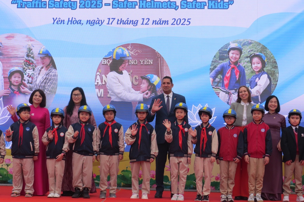 Thụy Điển tặng 400 mũ bảo hiểm cho học sinh Hà Nội - 2