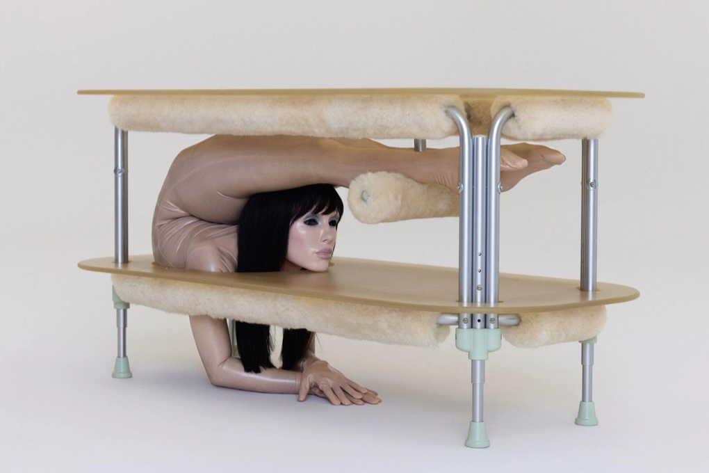 Triển lãm uốn cong cơ thể phụ nữ thành nội thất gây tranh cãi - 2