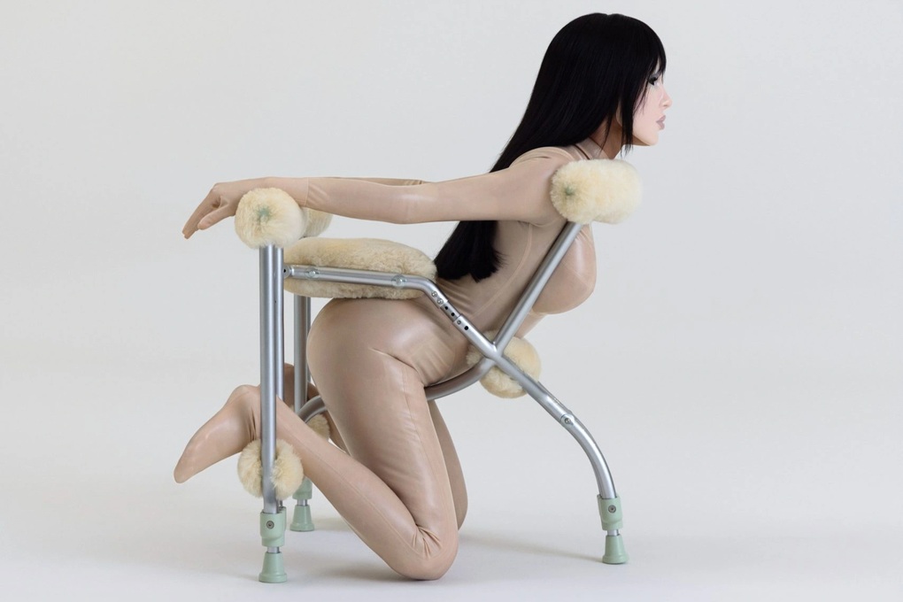 Triển lãm uốn cong cơ thể phụ nữ thành nội thất gây tranh cãi - 4