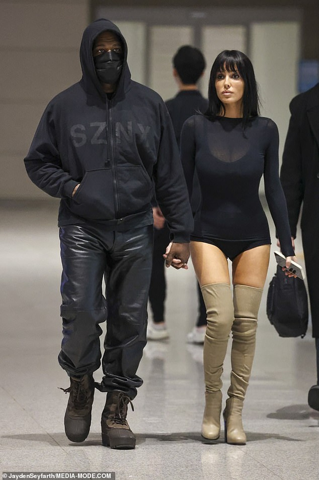 Triển lãm uốn cong cơ thể phụ nữ thành nội thất gây tranh cãi - 5