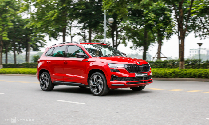 Skoda Karoq 2025 lăn bánh tại Hà Nội. Ảnh: Lương Dũng