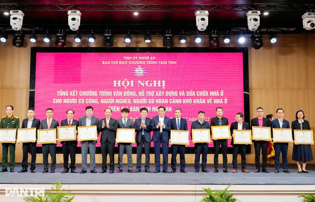 Báo Dân trí được tặng Bằng khen về xóa nhà tạm, nhà dột nát - 2