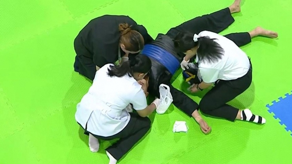 Thái Lan lý giải bất ngờ về VĐV Việt Nam nằm bất động, bị bỏ mặc trên sàn - 2